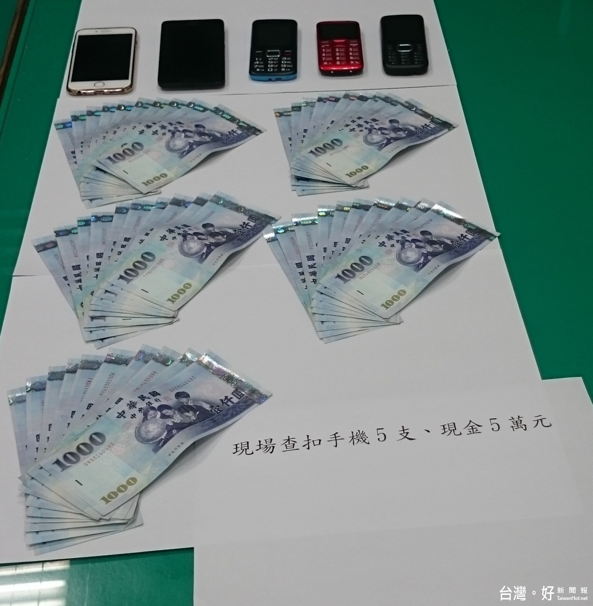 所長張振福表示,詐騙集團二名男子在東安國中前取款時,被員警當場逮捕。
