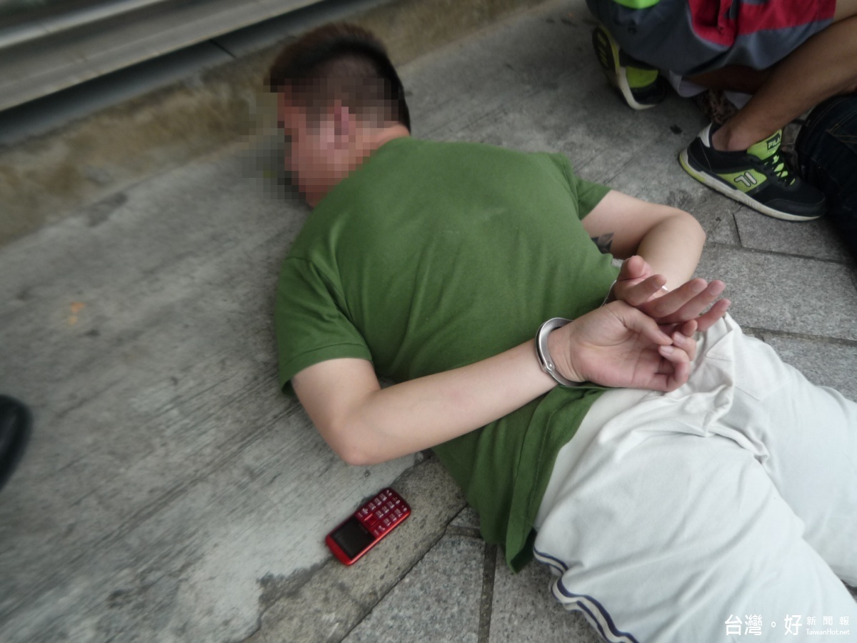 所長張振福表示,詐騙集團二名男子在東安國中前取款時,被員警當場逮捕。