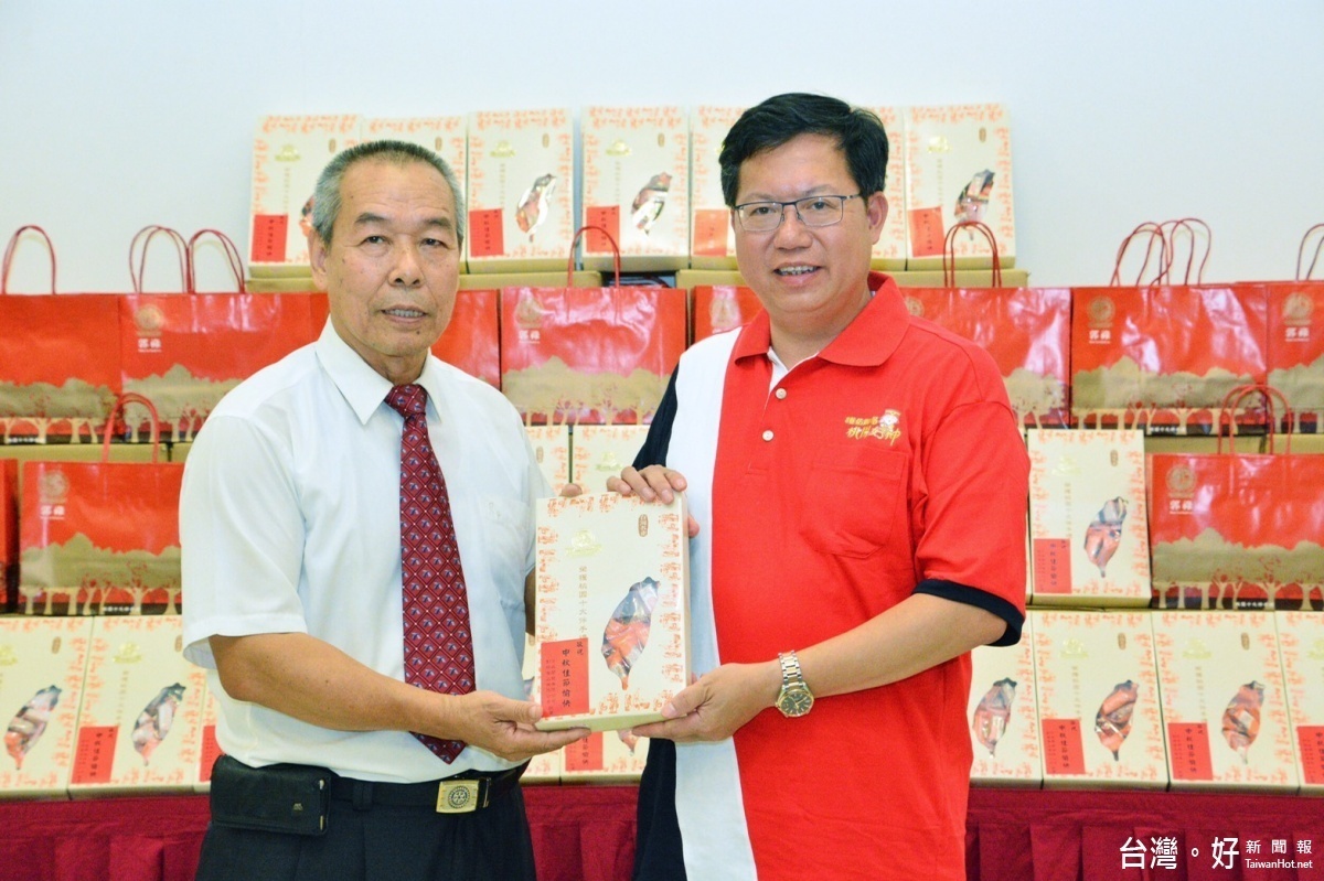 鄭市長感謝郭祿公司與日森公司,一同捐贈1,250盒牛軋糖中秋禮盒給消防人員,度過中秋佳節。