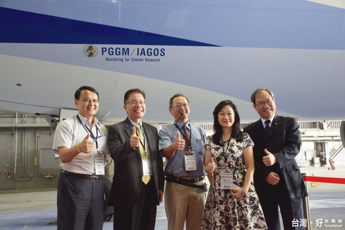 中大大氣系王國英教授(中)表示,飛機觀測資料顯現過去20年來高空空氣汙染現象愈加明顯。