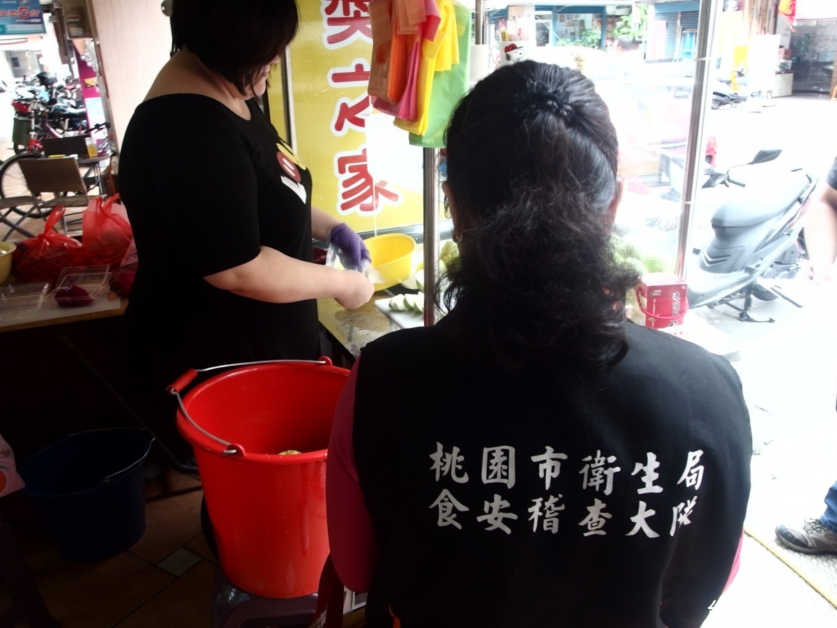 桃園市衛生局公布刨冰、手搖飲料配料及生鮮截切蔬果抽驗結果。