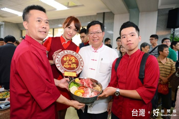 鄭市長表示,今年的金牌好店報名相當踴躍,從149個店家精挑細選出30家金牌好店。