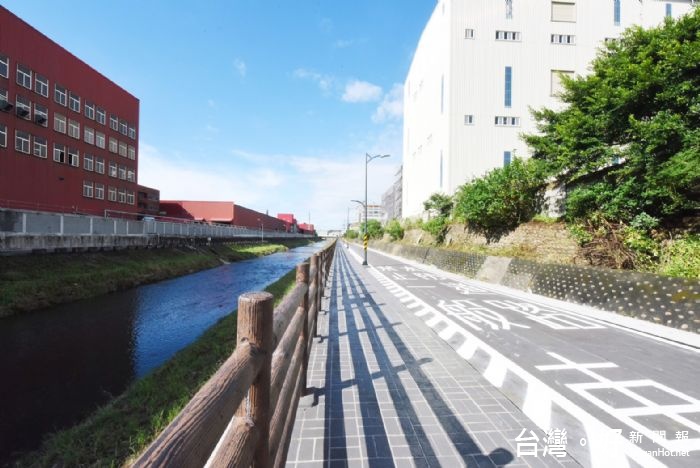 桃園市長鄭文燦7日上午前往觀音區出席「觀音區富林溪(樹林橋至大觀橋)左岸護岸工程」竣工啟用典禮。