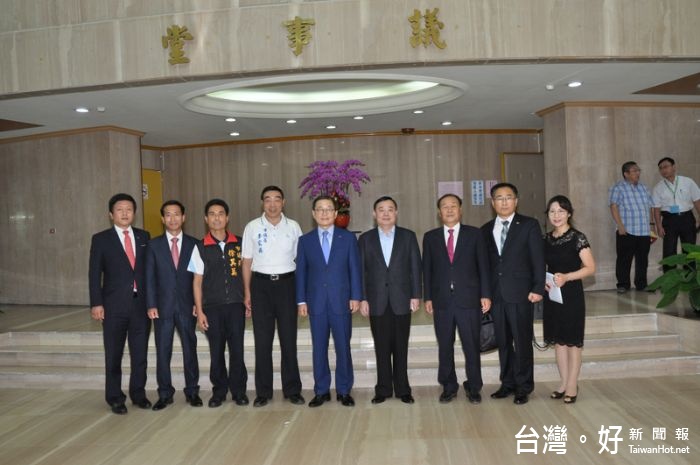 邱議長與龜尾市參訪團一行合影留念 。