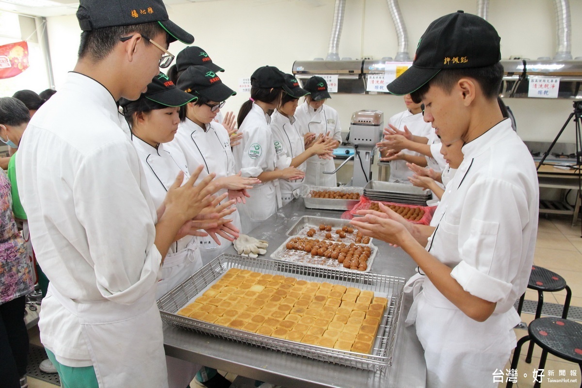 同德家商食品科同學也來幫忙趕製月餅。（記者扶小萍攝）