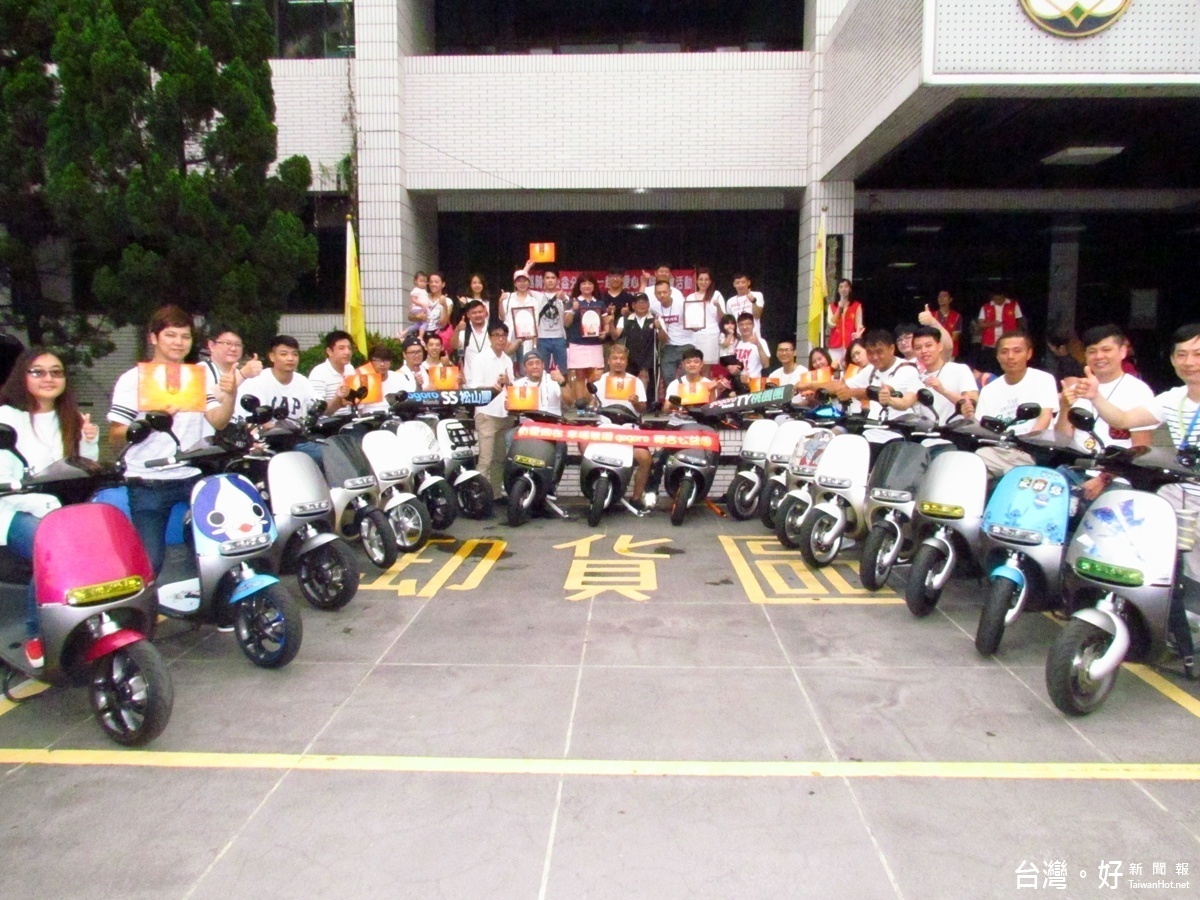 理事長呂學淵在受贈後表示,謝慧謹的愛心廣被,又感染了週邊的人,同時號召GOGORO桃園車隊與松山車隊共襄盛舉