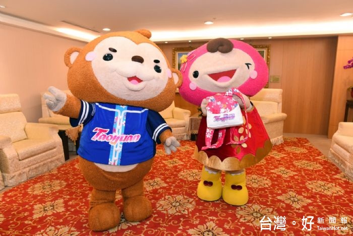 鄭市長表示,ㄚ桃、園哥將代表桃園參加在高雄舉辦的「2016全台吉祥物PK戰」,期勉ㄚ桃、園哥奪得佳績。