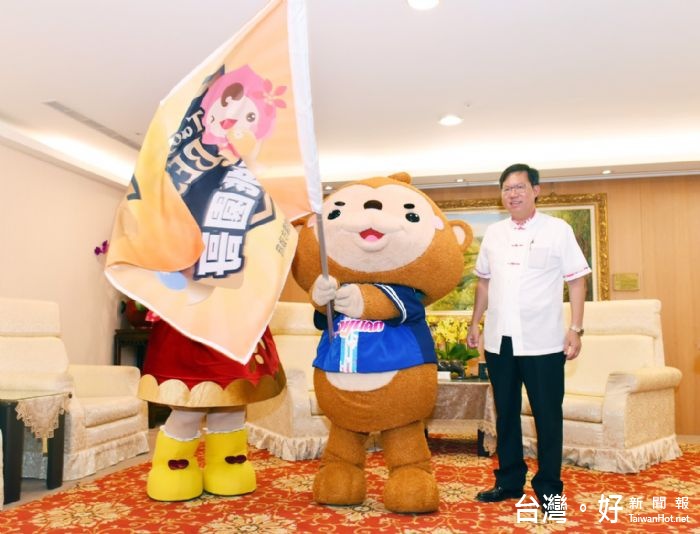 鄭市長表示,ㄚ桃、園哥將代表桃園參加在高雄舉辦的「2016全台吉祥物PK戰」,期勉ㄚ桃、園哥奪得佳績。