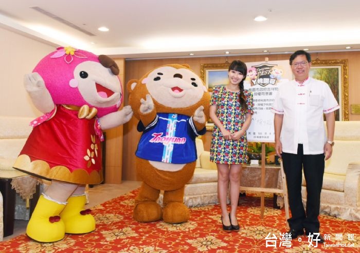 鄭市長表示,ㄚ桃、園哥將代表桃園參加在高雄舉辦的「2016全台吉祥物PK戰」,期勉ㄚ桃、園哥奪得佳績。