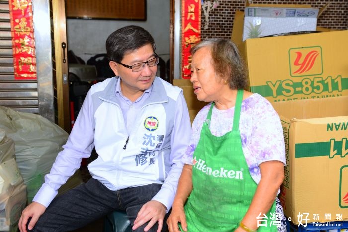 環保局由沈志修局長代表,將善心人士致贈的白米、香腸等愛心物資,轉送68位從事資源回收工作的弱勢民眾。