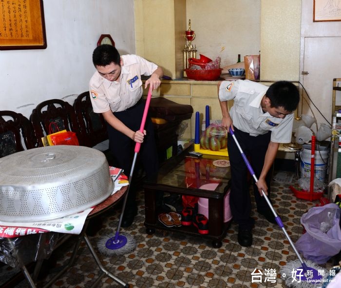 熱心公益的替代役男們,協助阿嬤將回收物整理分類,整理居家環境。