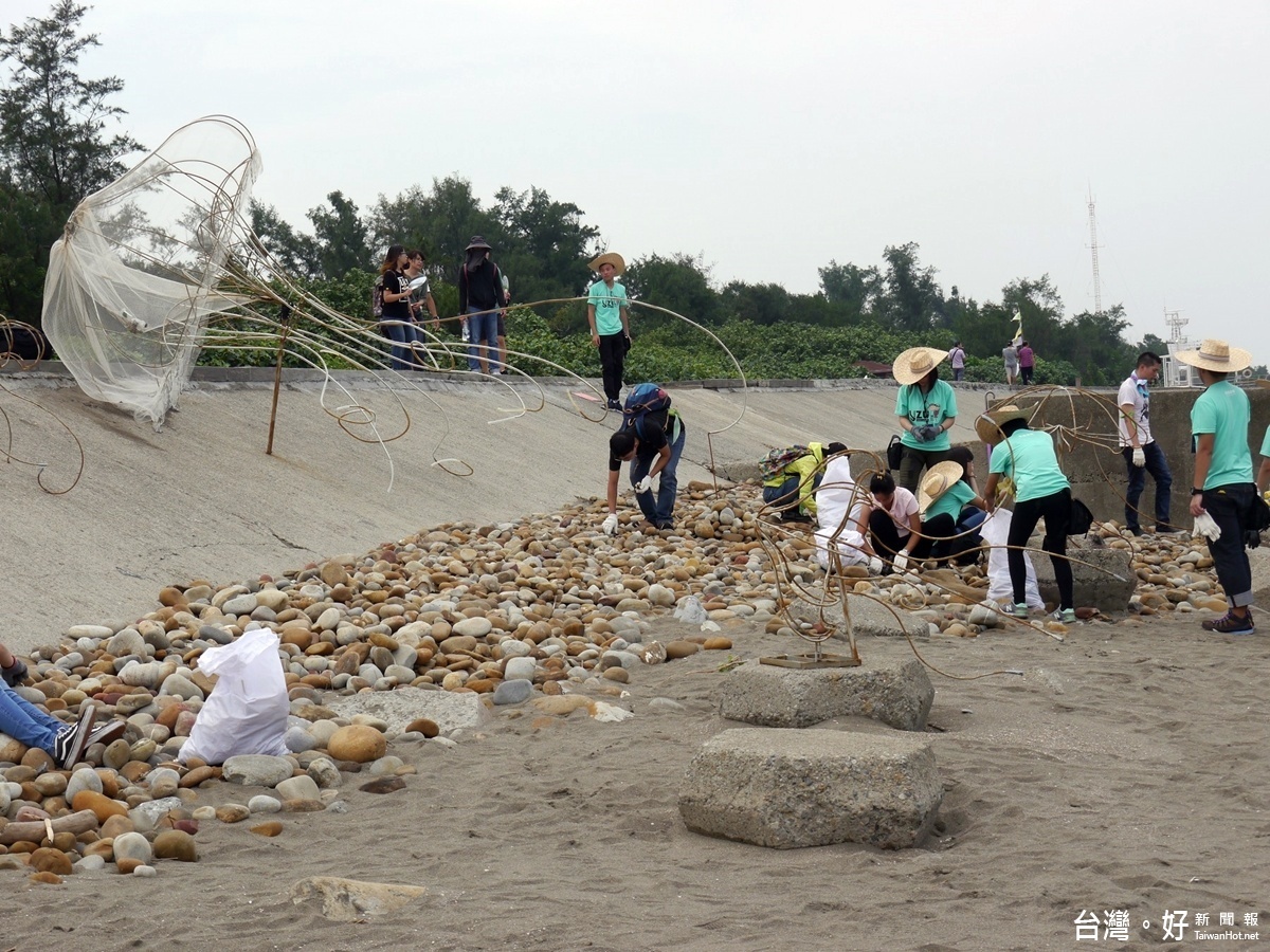 桃園市新屋區地景藝術「帶我走」,留下漁港美麗的海岸線