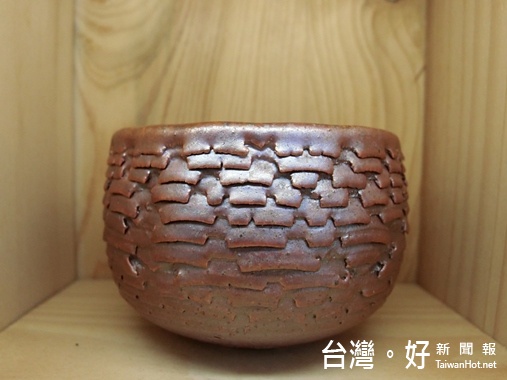 陶藝家蘇乙宸老師的茶器作品呈現出柴燒特有的韻味。(記者賴淑禎攝)