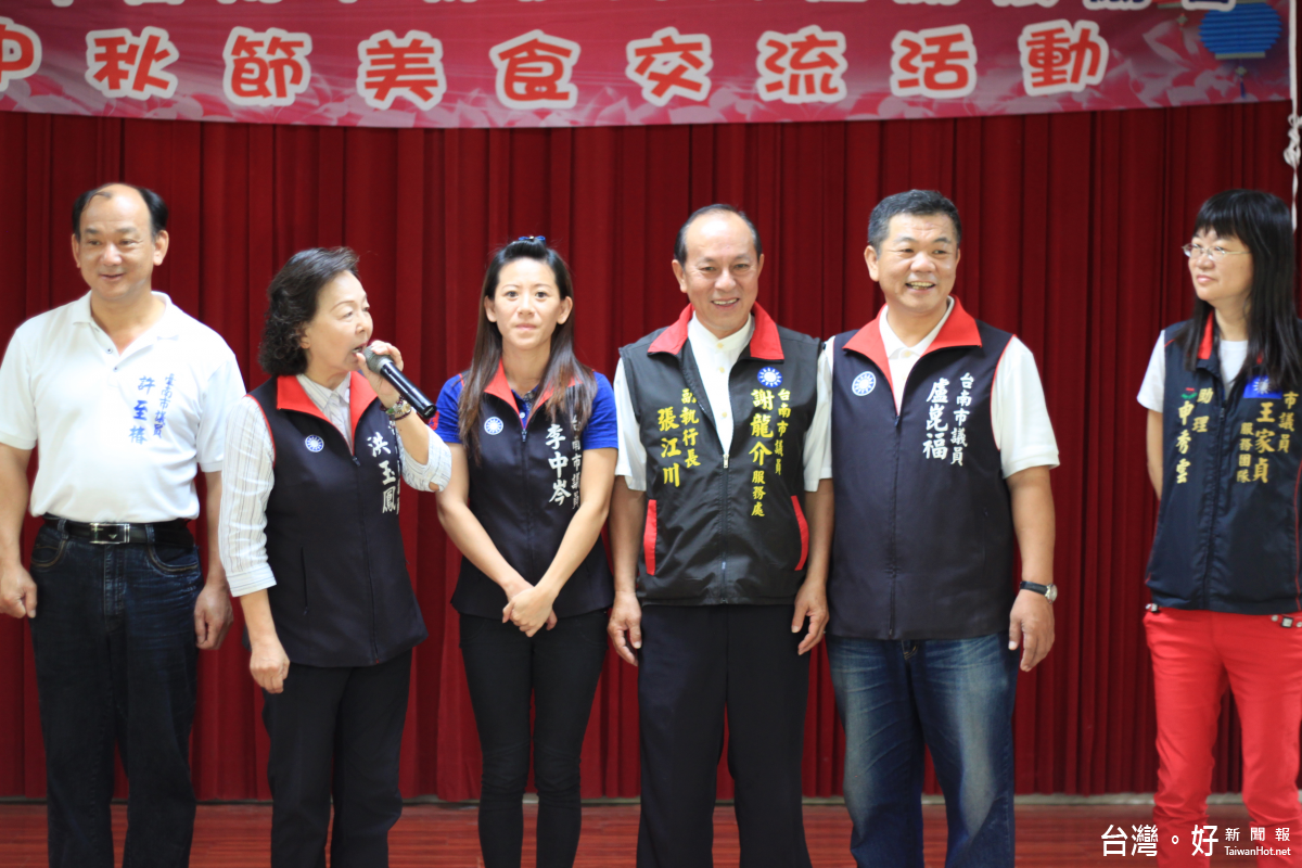 中國國民黨台南市黨部主委莊占魁、議員洪玉鳳、王家貞、盧崑福、李中岑、許至椿、謝龍介、蔡淑惠、李坤煌、林美燕、林燕祝、黃秀霜前校長在禮物上的慷慨解囊!