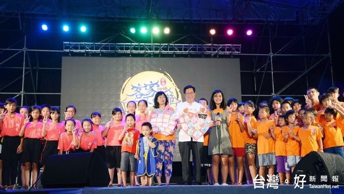 范姜祖堂前舉行客家音樂晚宴,提早過中秋,現場共有110桌。