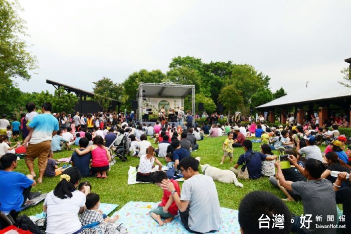 鄭市長說,利用埤塘公園,推出藝術作品,並舉辦音樂會等多元活動,讓地景藝術節相當豐富精彩。