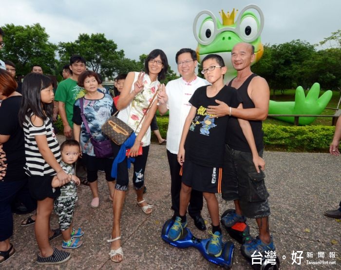 鄭市長說,利用埤塘公園,推出藝術作品,並舉辦音樂會等多元活動,讓地景藝術節相當豐富精彩。