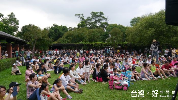 莊秀美局長表示,桃園地景藝術節首遇假日,天氣晴朗,遊客人數破7萬人次。