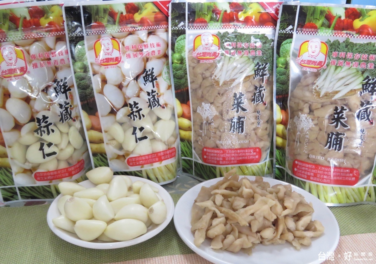 將食物放進「休眠冷藏法」保鮮袋中,已可運用在蒜仁、菜脯、珠蔥、洋蔥、蔬果等生鮮農作物上。(記者蘇榮泉攝)