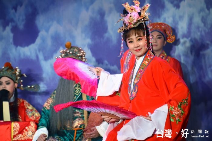 榮興客家採茶劇團演出「三借芭蕉扇」，讓楊梅鄉親享受團聚賞戲的歡樂。