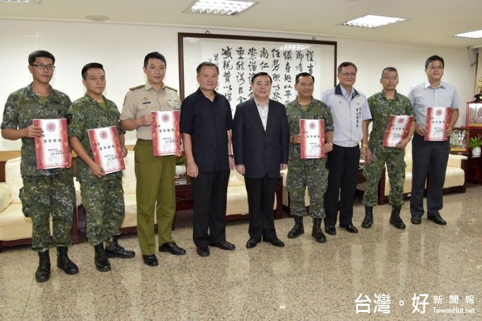 邱奕勝議長、李曉鐘副議長除感謝大家的辛勞外,並預祝大家秋節愉快!
