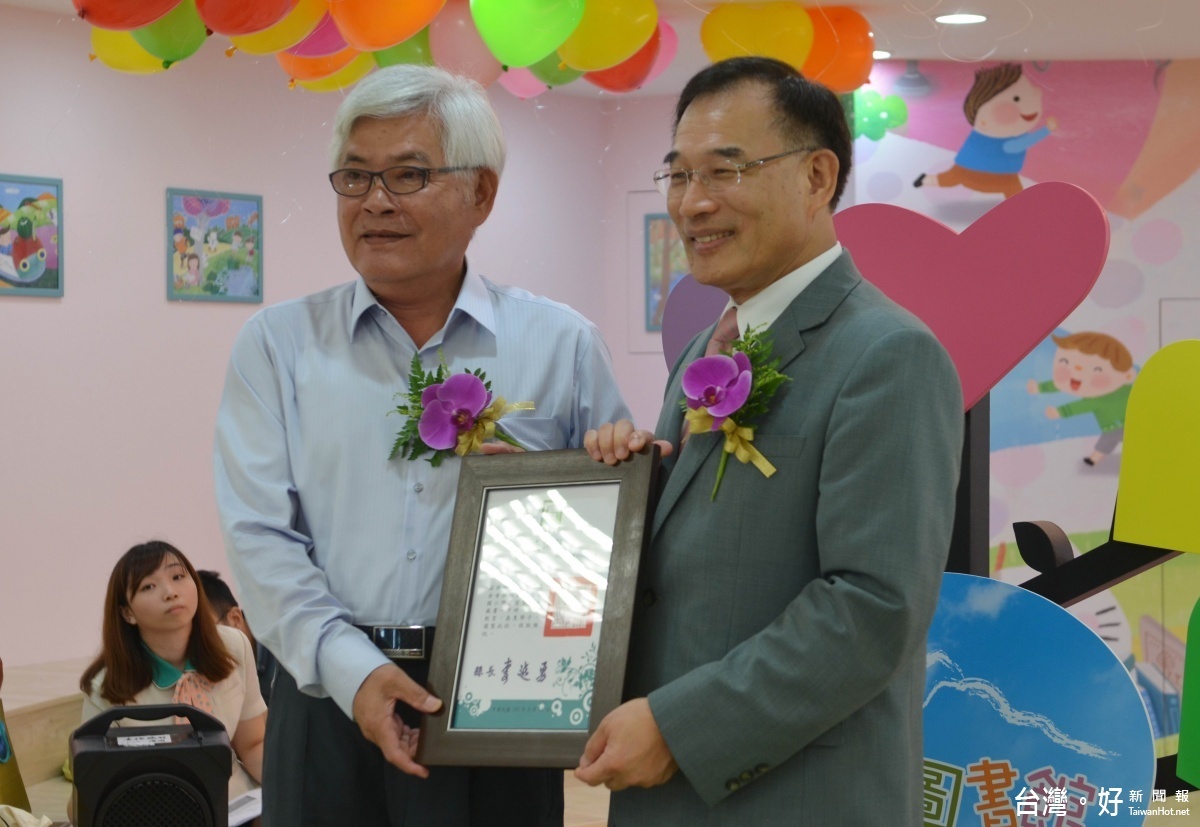 李縣長頒發感謝狀予曾董事長,感謝其對於閱讀教育的投入。(記者蘇榮泉攝)