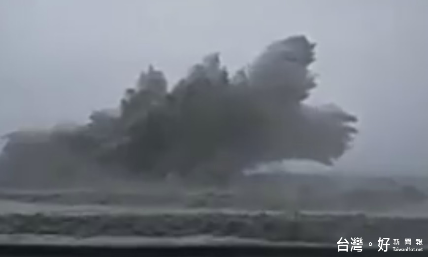 富岡漁港紅燈塔遭10公尺巨浪拍斷。（圖／翻攝自爆料公社臉書粉絲頁）
