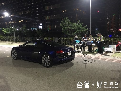 台中市13日晚間進行環警間聯合稽查路邊機動車輛噪音攔檢行動。