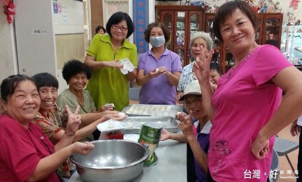 劉宜廉院長表示，希望透過親手製作近千顆的愛心月餅，分送給偏遠社區獨居老人一份溫暖的禮物。