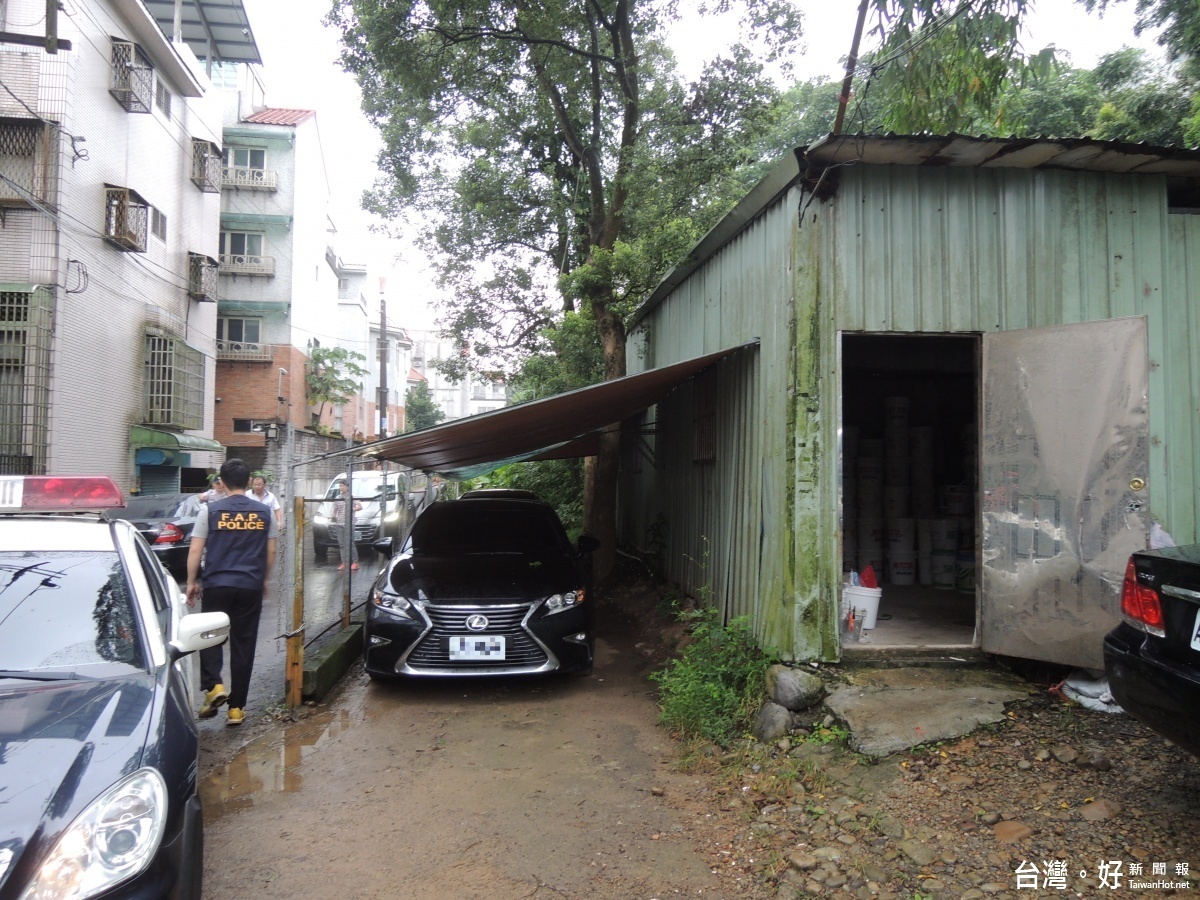 警方在路旁草叢的內追逐了近500公尺,當場查獲行方不明越南籍勞工2名,訊後移送移民署。