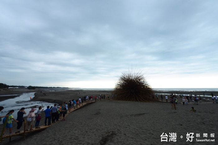 鄭市長視察地景藝術節新屋展區防颱整備,視作品性質加強展區防颱措施。