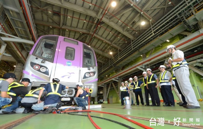 鄭市長視察桃捷公司颱風整備,即早做好防災工作,降低颱風可能危害。