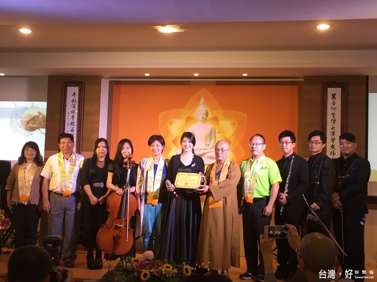 日月潭玄奘寺董事長從慈法師,贈送天使樂團及古箏鍾老師等擔任演出團隊感謝狀,表達感謝之意。