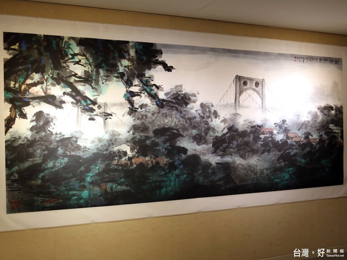 黃哲夫水墨創作展,色彩大膽嫣麗文化局展出,「崁津勝景」畫出大溪崁津大橋雄偉壯闊的美景