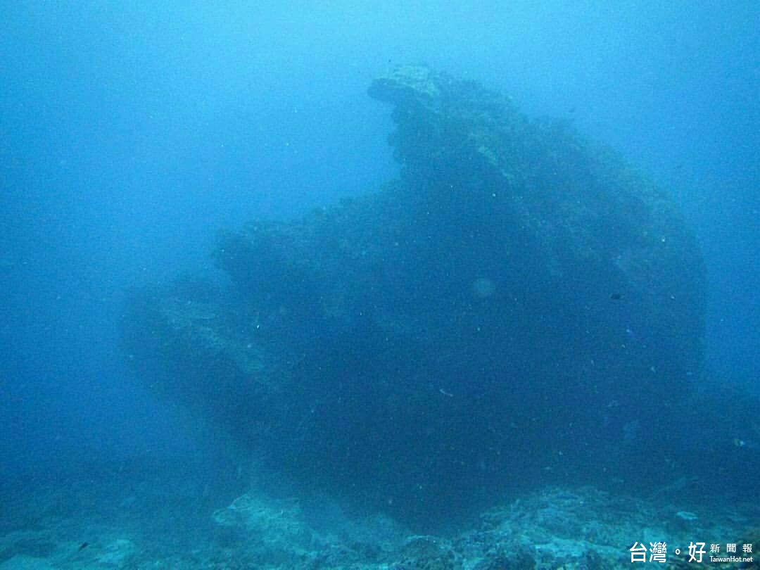 綠島大香菇從底部斷裂 （圖／取自臉書我們的島，綠島潛水教練提供）