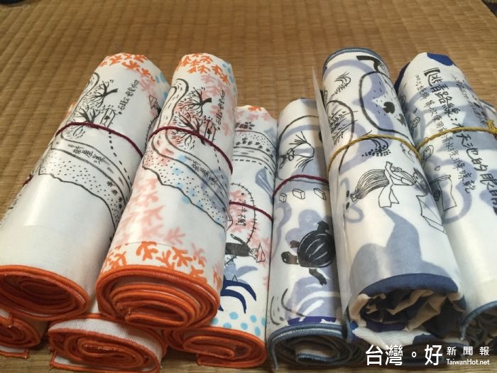 桃園文化局推出兼具在地特色,與實用性質的手印布巾及購物提袋等限量文創紀念商品。