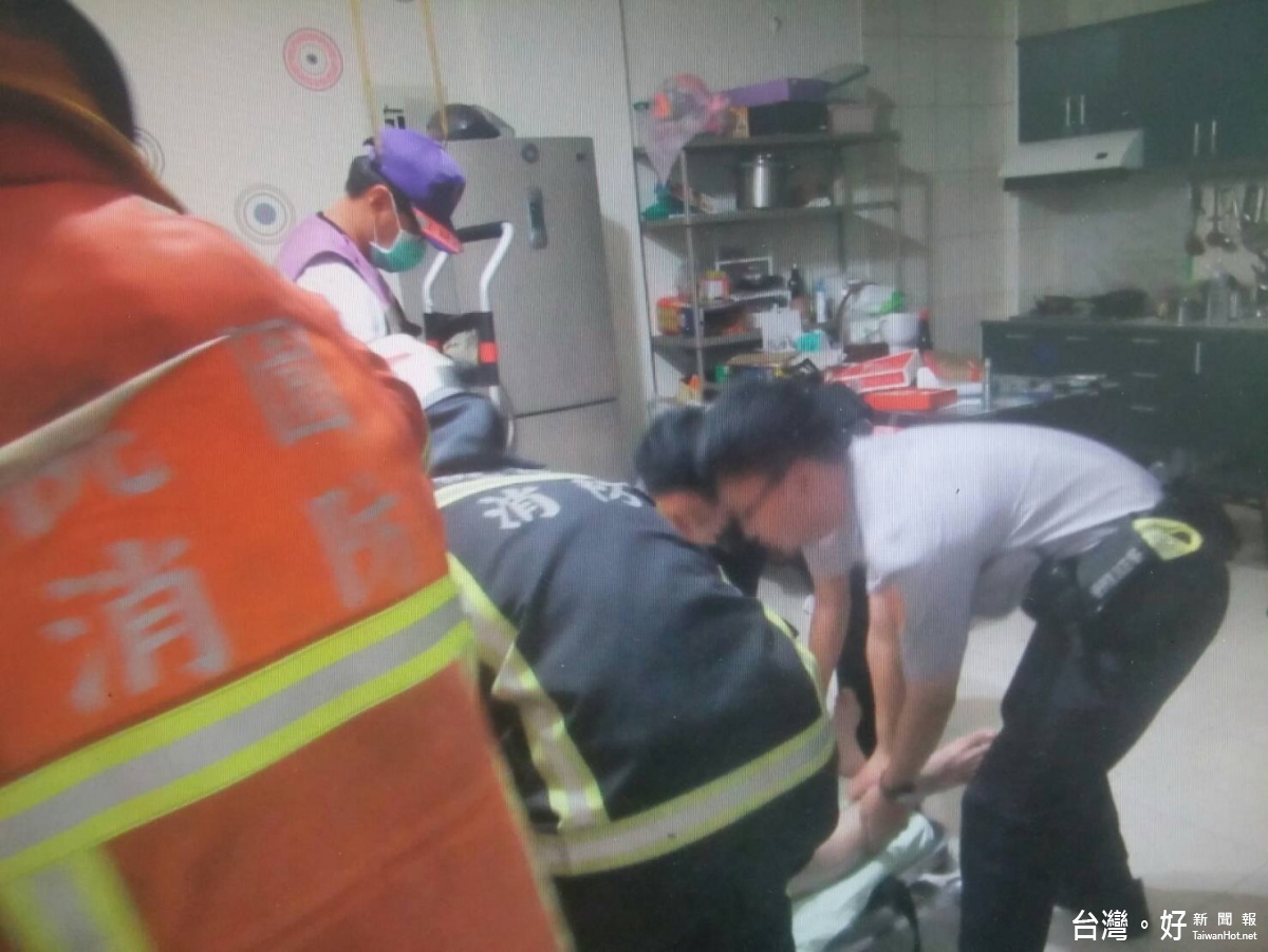 楊梅分局永安派出所員警火速趕至現場,配合消防隊將男子送醫急救,及時救回一命。