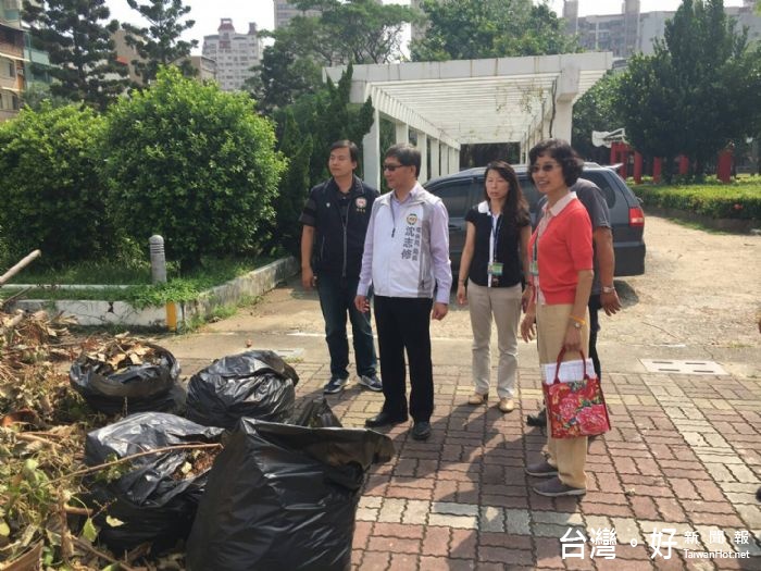 環保局長沈志修代表鄭市長前往災區,向辛勞的清潔隊員們表達由衷感謝。