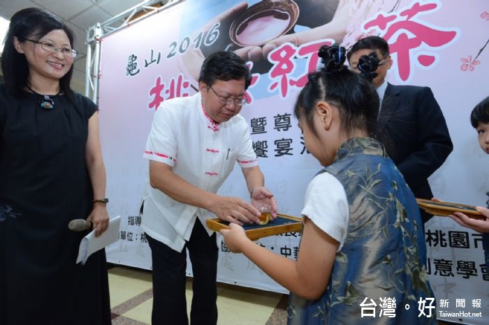 鄭市長表示,桃園市政府自創的「桃映紅茶」品牌,取名自唐詩「人面桃花相映紅」,比喻茶色潤紅。