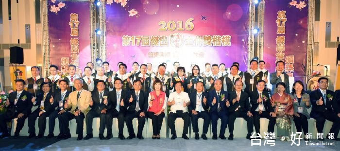 鄭市長表示,期盼台灣、桃園的房地產更健康良好,未來政府也將以正面角度支持仲介業的合理發展,協助仲介業者面臨的困難與挑戰