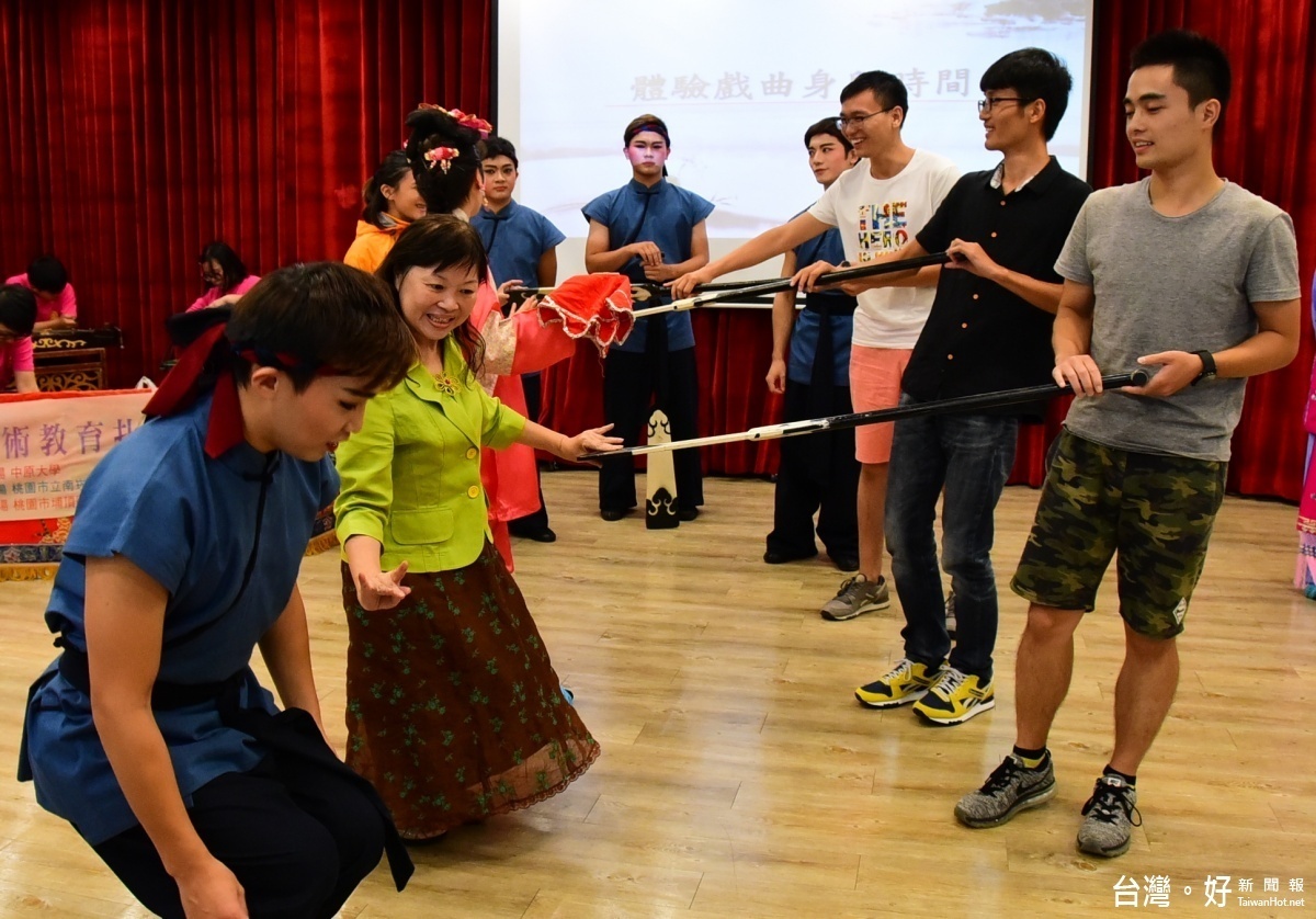 榮興客家採茶劇團演出的劇目,包括問卜與桃花過渡兩齣小戲,團員精彩的肢體表演、搭配動聽的山歌吟唱。
