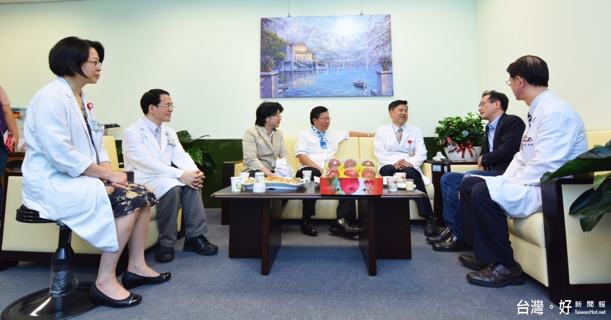 鄭市長致贈蘋果給急診室第一線醫護人員,期許醫院持續提供民眾優質的醫療服務品質,市民醫護均「平平安安」。