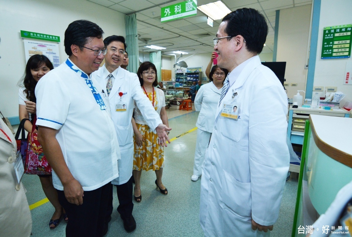 鄭市長訪視衛生福利部桃園醫院急診室,期許醫院持續提供民眾優質的醫療服務品質,市民醫護均「平平安安」。