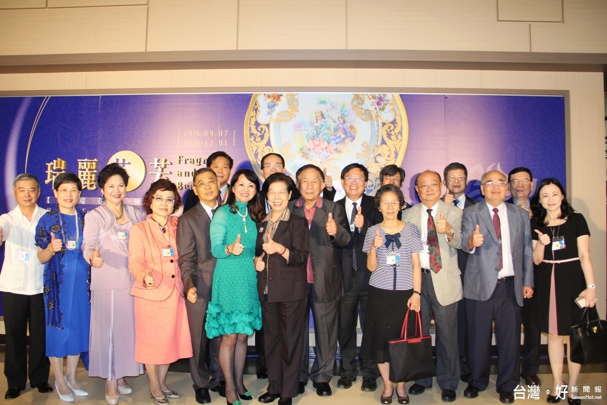 嘉大校長邱義源(後左4)、監察院長張博雅(前右6)、昇恆昌免稅商店董事長江松樺(前左5)等近百位貴賓蒞臨徐瑞芬(前左6)瓷藝特展,現場冠蓋雲集,熱鬧非凡