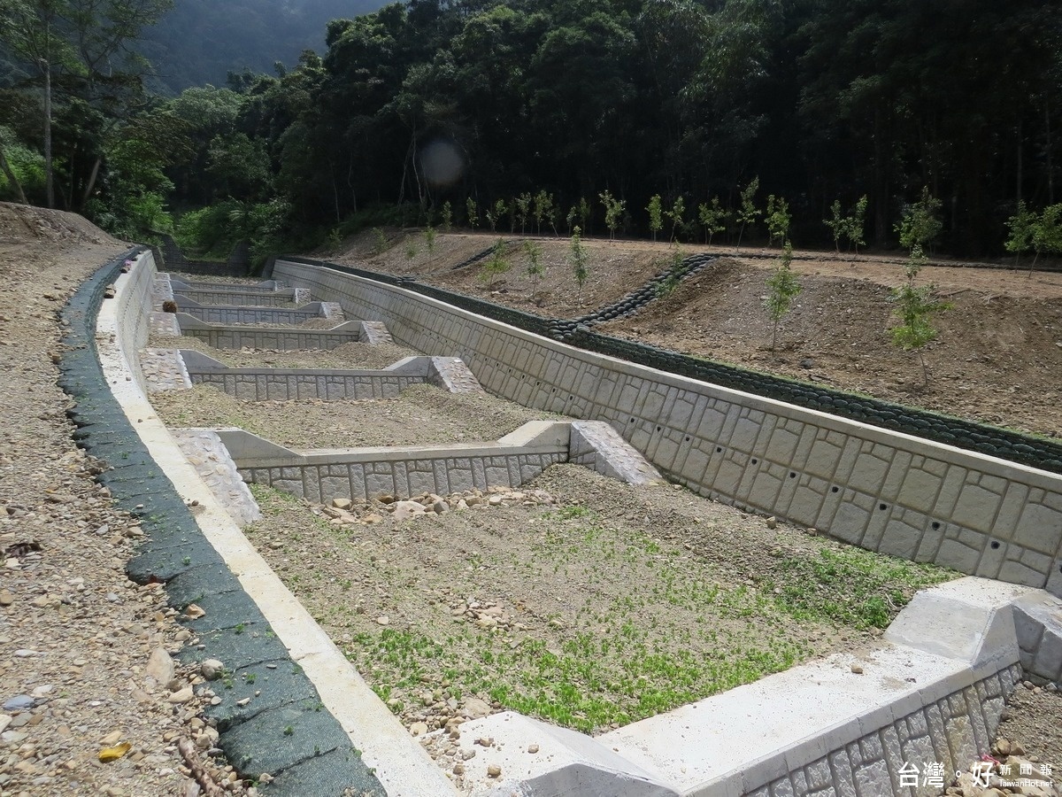 在辦理「魚池鄉白石牙野溪整治工程」時，南投林管處發揮巧思於固床工高差處兩側，設置縱向供蛙類及爬蟲類通行之斜坡，將工程對環境之干擾降到最低。