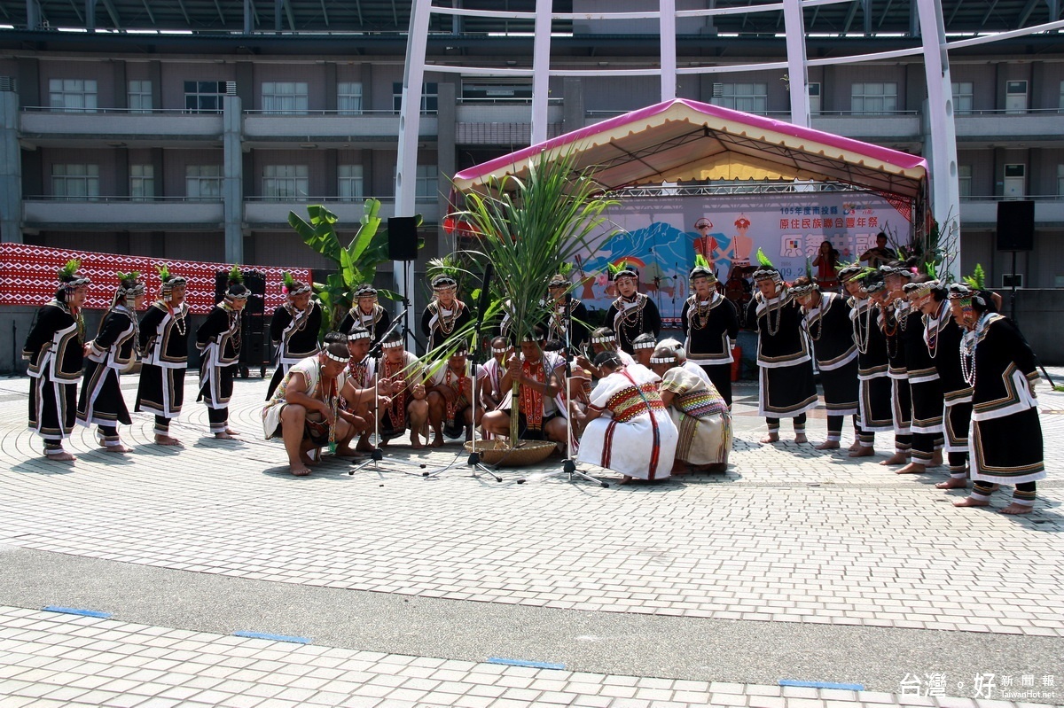 原鄉表演團體的傳統舞蹈演出十分精彩。（記者扶小萍攝）