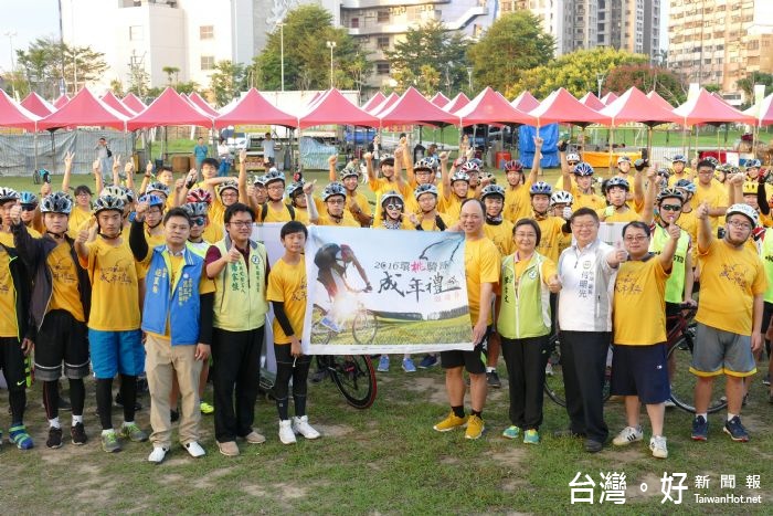鄭文燦市長說,他知道騎完這趟很辛苦,但也代表大家知道成年以後要更有自信心並更具責任感。