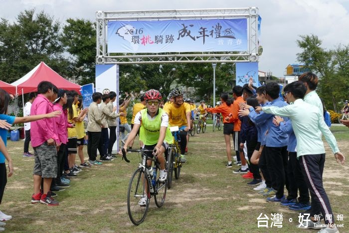 鄭文燦市長說,他知道騎完這趟很辛苦,但也代表大家知道成年以後要更有自信心並更具責任感。