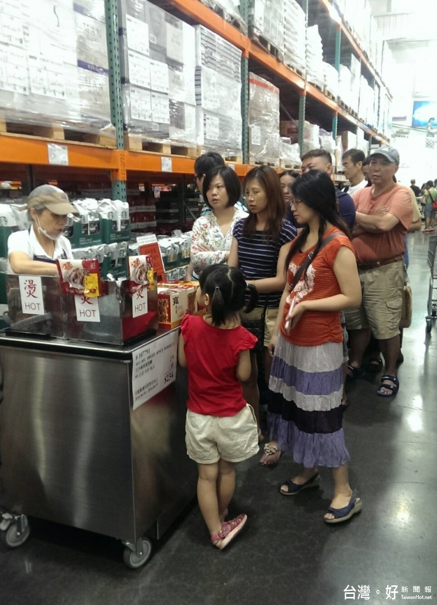 美式大賣場提供人員介紹產品的服務,並不定期舉辦試吃活動,以降低消費者的購買風險。(圖/興霖食品提供)