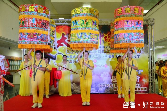 桃園市長鄭文燦出席「護國宮太子忠孝文化季－太子護國．中壇出軍」夜巡記者會。